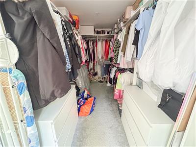 WALK-IN WARDOBE